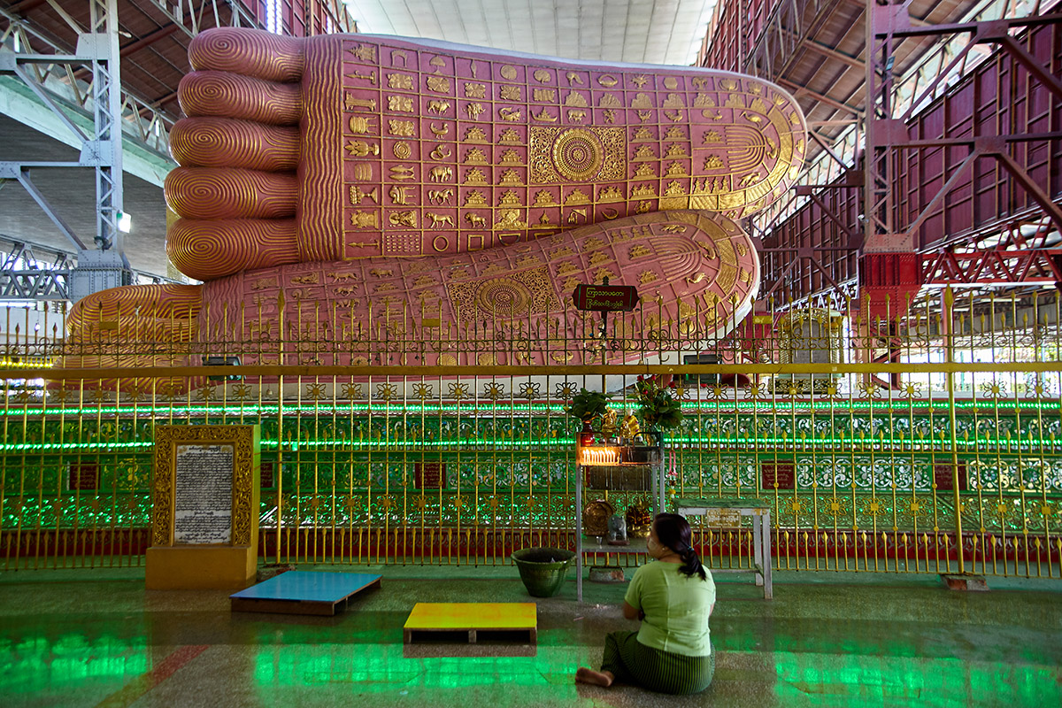 Chaukhtatgyi Buddha Temple Chaukhtatgyi Buddha Temple, Rangoon, Burma